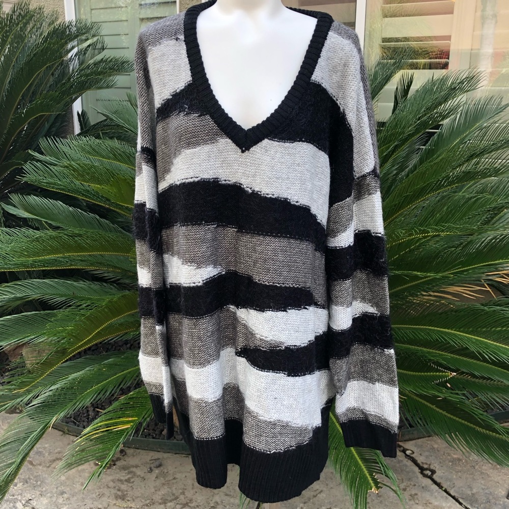 New Lane Bryant V-Neck Sweater Size 26/28